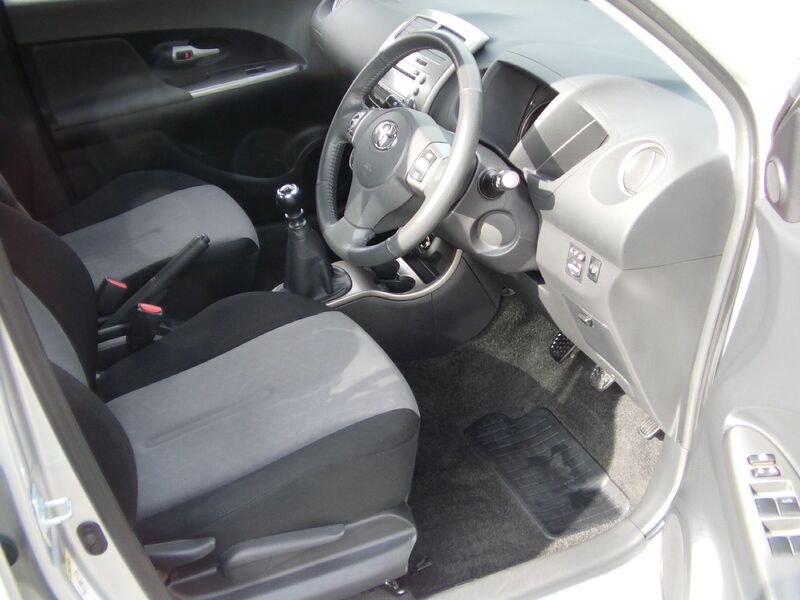TOYOTA URBAN CRUISER