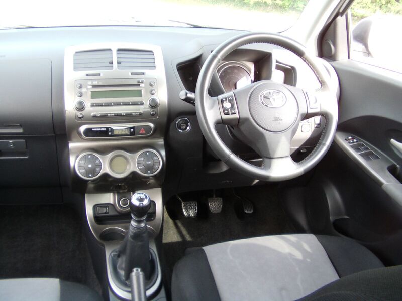 TOYOTA URBAN CRUISER